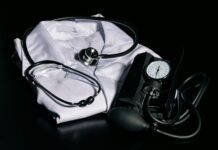 정부 “집단휴진 않도록 끝까지 설득…환자 곁 지켜달라” black and silver stethoscope on white textile