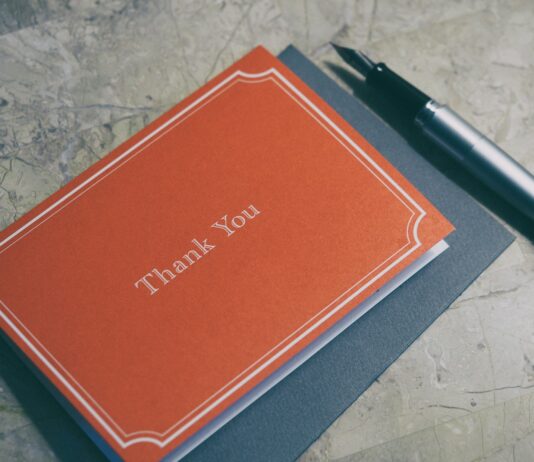건강한 심리를 위한 긍정적 사고법 fountain pen next to red Thank You journal