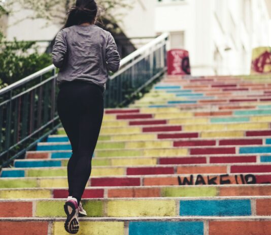 건강한 혈당 관리를 위한 팁 woman running upstair in room