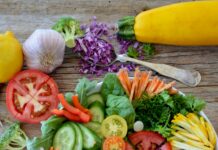 여름철 대사 증후군 예방법 sliced vegetables on white ceramic plate
