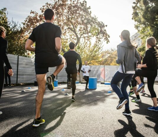 여름철 운동 동기부여 방법 man in black t-shirt and black shorts running on road during daytime