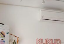 여름철 에어컨 사용 시 건강 관리법 a living room with a couch and a table