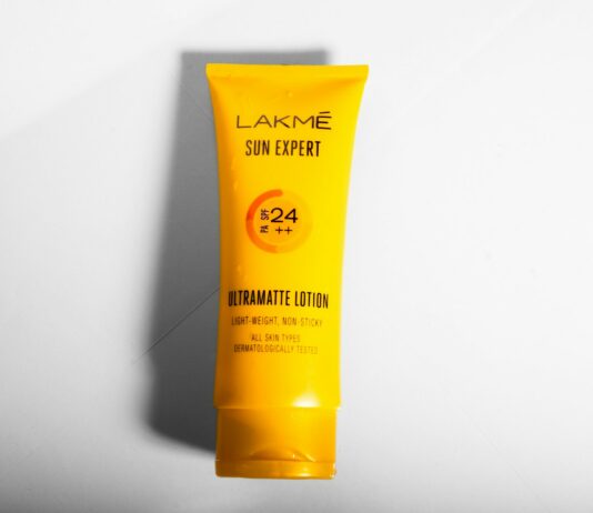 자외선 차단제 사용법과 효과적인 바르는 방법 a tube of sunscreen on a white surface