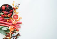 운동과 식사의 시너지 효과: 건강한 라이프스타일 유지하기 variety of sliced fruits