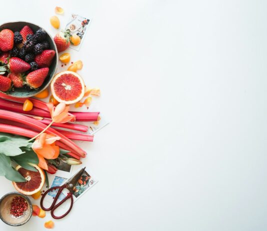 운동과 식사의 시너지 효과: 건강한 라이프스타일 유지하기 variety of sliced fruits