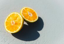 면역력 강화: 비타민 C의 역할 two oranges cut in half sitting on a table
