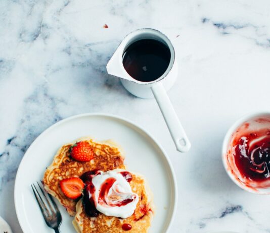체중 감량을 위한 간편한 아침 식사 레시피 pancake served in ceramic plate