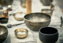 정신적 회복을 위한 활동의 중요성 stainless steel bowl on white table cloth