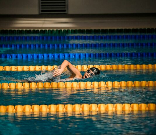 수영의 전신 운동 효과 person diving in pool