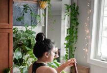 필라테스와 명상, 몸과 마음을 동시에 건강하게 a woman sitting on a pink mat