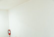 필라테스로 자세 교정! 올바른 운동법과 효과 알아보기 a group of people doing yoga in a room