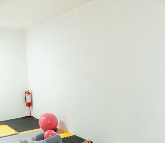 필라테스로 자세 교정! 올바른 운동법과 효과 알아보기 a group of people doing yoga in a room