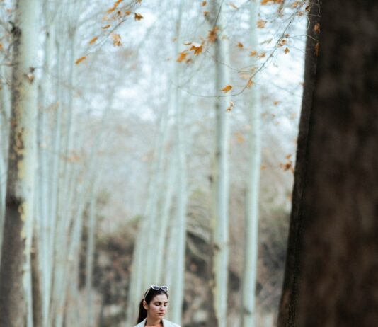 신체 리셋하는 가을, 운동으로 건강과 다이어트 효과 보기 a woman standing in the middle of a forest