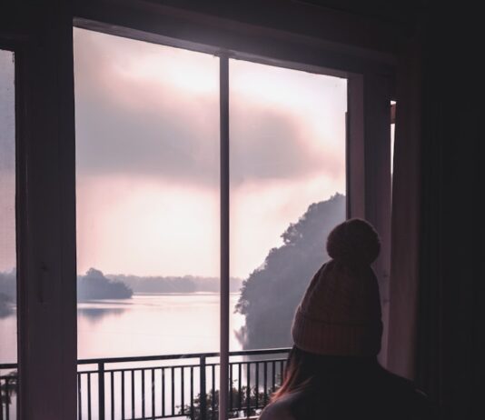 겨울철 감기 예방과 다이어트 성공을 동시에 a couple of people sitting on a bed looking out a window