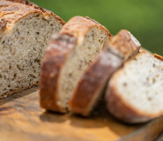 다이어트 성공의 핵심 비법 a loaf of bread sitting on top of a cutting board