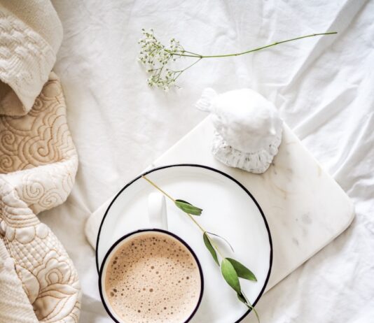 새해에는 어떻게 일정을 관리할까? white teacup filled with coffee