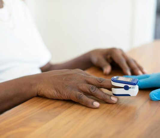 여성 갱년기 건강 관리 전략 a person's hands on a table with a game controller