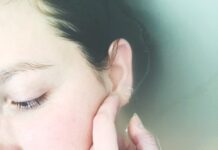 탄력 잃은 피부, 다시 되살릴 수 있을까? woman soaked in water