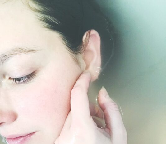 탄력 잃은 피부, 다시 되살릴 수 있을까? woman soaked in water