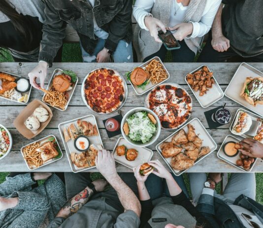 “점심만 먹고 나면 배가 고파요”…식후 공복감, 체질 문제가 아니다 a group of people sitting around a table with food