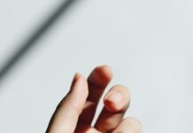 “여름 오면 손톱이 자꾸 갈라져요”…손발톱이 보내는 건강 신호 해석법 persons left hand on white table
