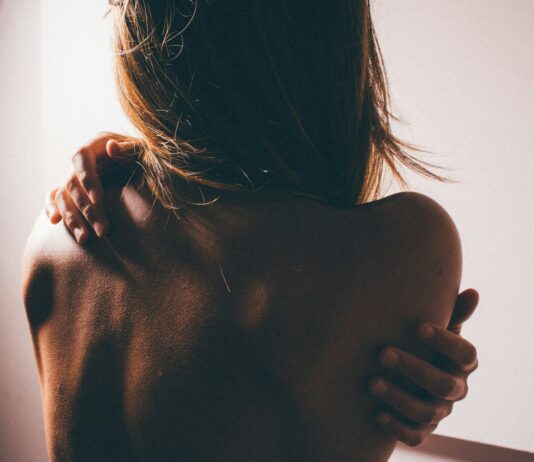 “갑자기 피부가 간질간질”…초여름 ‘열두드러기’ 알레르기 반응일 수 있어요 close photo of woman's back