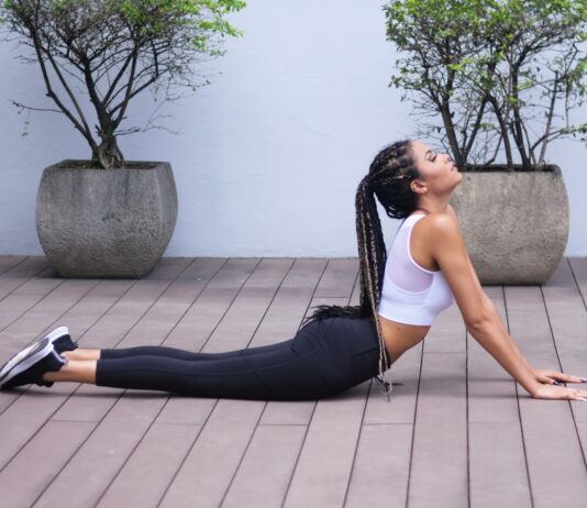 상쾌한 하루를 위한 : 아침에 즐기는 스트레칭 woman in white sports bra and black leggings doing yoga