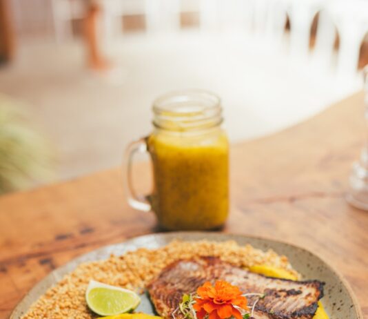 저탄고지(LCHF) 식단, 건강에 도움일까? 논란 속 과학적 근거를 살펴보다 bread with sliced lemon on blue ceramic plate