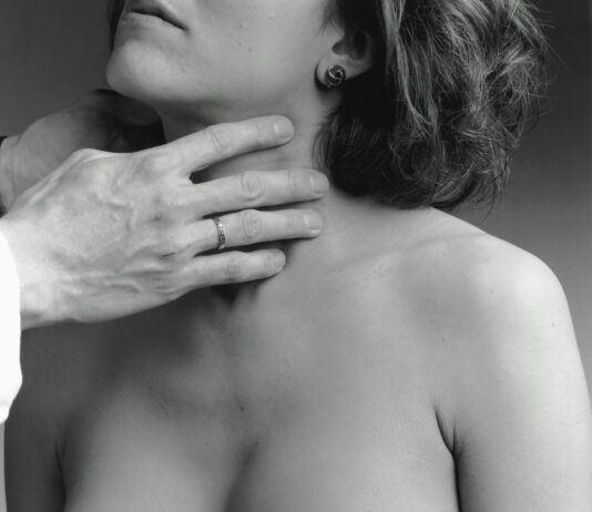 여성 건강관리, 작은 실천으로 시작하는 큰 변화 a woman has her hand on the shoulder of a man