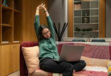 직장인 건강, 바쁜 일상 속에서도 챙길 수 있다 a woman sitting on a couch using a laptop