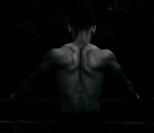 근육, 건강한 삶의 기초…효과적인 근육 관리법은? a man with his back to the camera