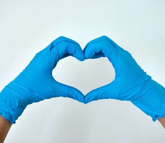 “생명 나눔, 삶을 잇다”… 장기·조직 기증제도 전면 개편 예고 person in blue pants lying on white surface