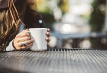 일상 속 작은 변화가 만드는 큰 차이, MZ세대가 주목하는 ‘마이크로 휴식’과 정신건강 person holding white ceramic mug