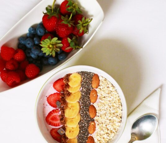 ‘Fibermaxxing’의 반란 — 고섬유 식단이 바꾸는 몸의 언어 slice banana and strawberry