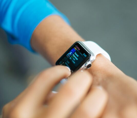 일상 속으로 들어온 AI 건강 관리, 똑똑하게 실천하는 법 person wearing silver Apple Watch with white Sport Band