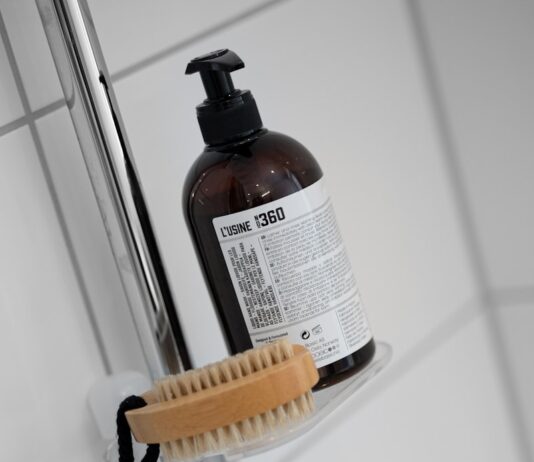 ‘두피 케어’가 대세…건강한 모발 위한 맞춤형 헤어 관리법 주목 A bottle of soap sitting on top of a faucet