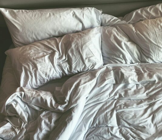 바쁜 일상 속 마음 건강 챙기기, 작지만 큰 변화에서 시작하세요 a bed with a white sheet