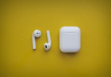 스트레스, 내 일상 속에서 지혜롭게 풀어낼 수 있다 white apple airpods on yellow surface