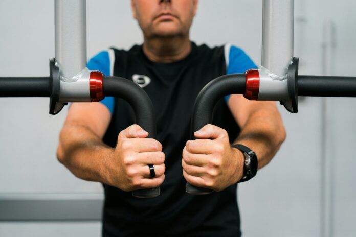 Photo by Gard Pro A man holding a pair of handles in his hands