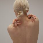 “거북목과 굽은 등, 이제 통증은 선택이다”… 사무실 안의 ‘교정 스트레칭’ 혁명 a man with his hands in his hair