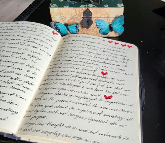 바쁜 일상 속 스트레스, 일상 속 작은 변화로 가볍게 다스리기 An open book sitting on top of a table