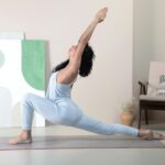 가동성(Mobility): 늘어나는 근육에 ‘조종 키’를 달아라 a woman doing a yoga pose in a room