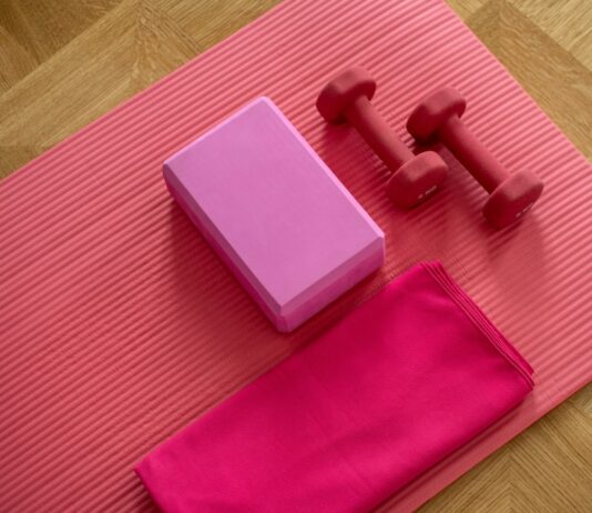 필라테스, 일상 속 건강한 움직임으로 인기…집에서도 쉽게 실천하는 비법은? pink dumbbell on pink textile