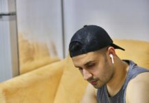 ‘나’를 돌보는 작은 변화, 일상 속 웰니스 문화 확산 a man sitting at a table with a plate of food