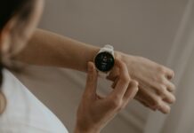 ‘웰니스 문화’, 일상 속 건강을 찾는 새로운 라이프스타일 트렌드 A woman holding a smart watch in her hand