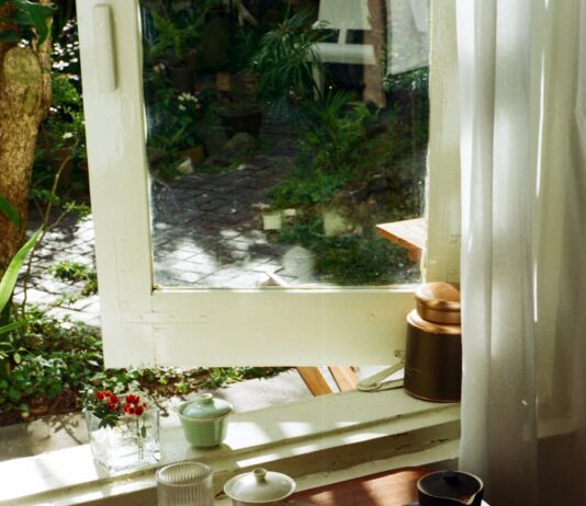 만성피로, 작은 습관 변화로 지친 일상에 활력을 Tea set arranged on a wooden tray by the window.