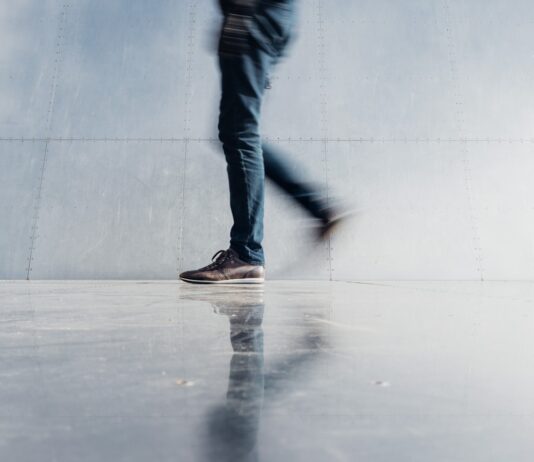 점심시간 10분 산책, 바쁜 직장인의 건강관리 비결로 주목 person wearing blue denim jeans beside gray wall