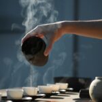 바쁜 일상 속에서 찾는 내 몸의 치유력, 대체요법 실천법 person pouring hot water on white cup